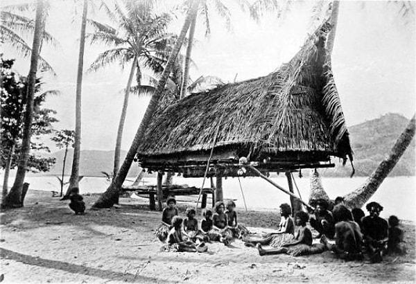 Kıyıya çıkar çıkmaz ada yerlilerinin meraklı bakışlarına maruz kalan Pettersson, yamyamlığın hala devam ettiği bir dönemde olduğundan bu insanlar için potansiyel yemekti.
