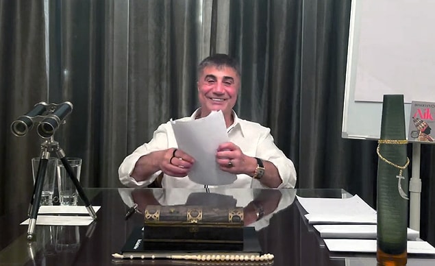 Birleşik Arap Emirlikleri’nde (BAE) bulunduğu belirtilen Peker, örgütüne yönelik operasyon düzenlenip evinin basılmasının ardından başta İçişleri Bakanı Süleyman Soylu olmak üzere iktidarı hedef alan videolar yayınlamaya başlamıştı.