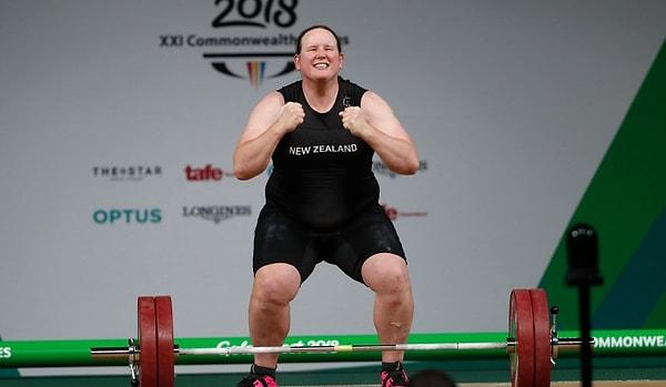 Bildiğiniz gibi geçtiğimiz günlerde Yeni Zelanda Olimpiyat Komitesi, 87 kilogramda yarışacak trans kadın Laurel Hubbard’ın, 23 Temmuz’da başlayacak Tokyo Olimpiyatları için Kadın Halter Milli Takımı’na seçildiğini açıklamıştı. Bu kararla birlikte 43 yaşındaki sporcu Olimpiyat Oyunları'nda yarışacak ilk trans sporcu olmuştu.