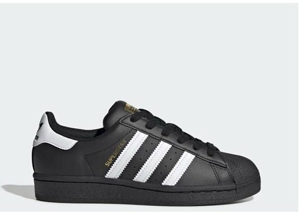 6. Yılların ikonikleşmiş siyah Adidas Superstarı.