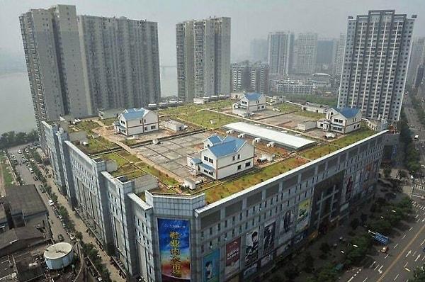 25. Çin'in Zhūzhōu şehrinde bulunun sekiz katlı bir alışveriş merkezinin çatısındaki özel evler.