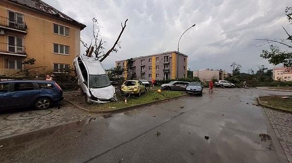 Sosyal medyada paylaşılan görüntülerde birçok yapının tahrip olduğu, evlerin çatılarının parçalandığı, ağaçların uçtuğu ve arabaların savrulduğu görüldü.