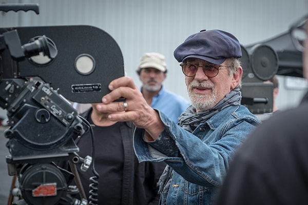 14. Steven Spielberg, yeni film projeleri hazırlamak için Netflix ile anlaşma imzaladı.