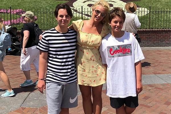 Britney ayrıca kendi evinde 24 saat boyunca izleniyormuş, kıyafetlerini giyerken bile! Bir buluşmaya ya da işe katılmadığında iki çocuğunu ve erkek arkadaşını görmesine izin verilmiyormuş.