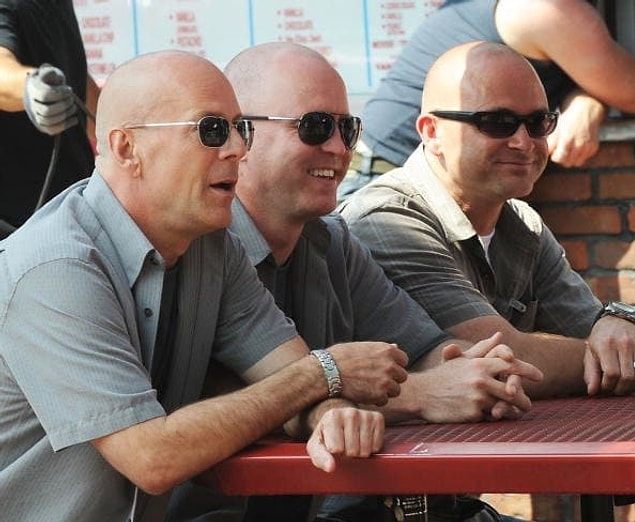 8. Bruce Willis bir komedi aksiyon filmi olan Cop Out'un setinde.