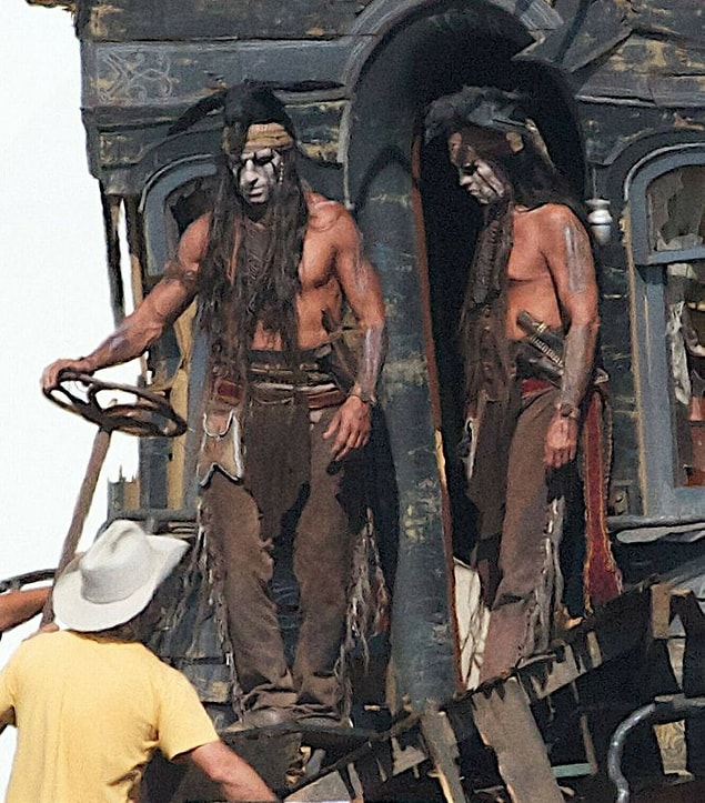 15. "The Lone Ranger" setinden Johnny Depp ve dublörü.