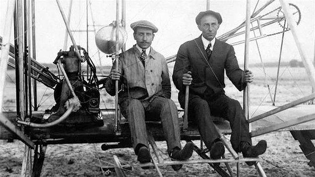 11. Tarihteki ilk uçağı tasarlayan Wright Kardeşler sadece bir kez beraber uçmuşlar. Bunun sebebi de ölümcül bir kaza ihtimaline karşı babalarına söz vermeleriymiş.