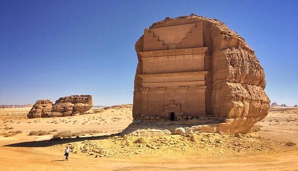 17. Neredeyse 2 bin yıl önce Arabistan'da devasa bir kayadan yontulmuş mezar: