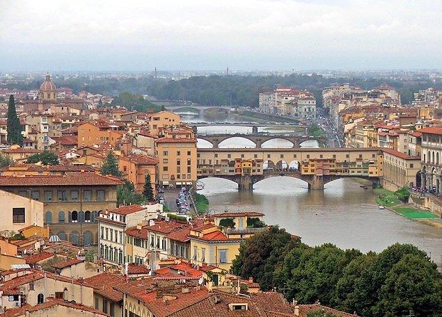 20. Floransa'da yaşayan insanlar nehrin aktığı yerde düşman oldukları Pisalılar olduğu için Arno Nehri'ne idrarlarını yapmışlardır.