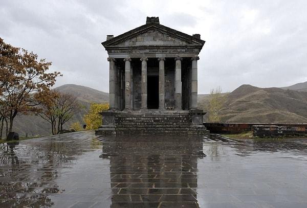 21. Ermenistan'da sağlam kalmış tek Antik Yunan tarzı tapınak: