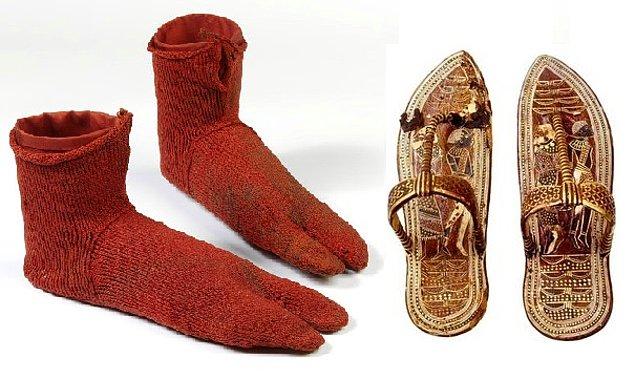 26. Mısır firavunu Tutankamon her zaman sandaletlerini çorapla giymiştir.