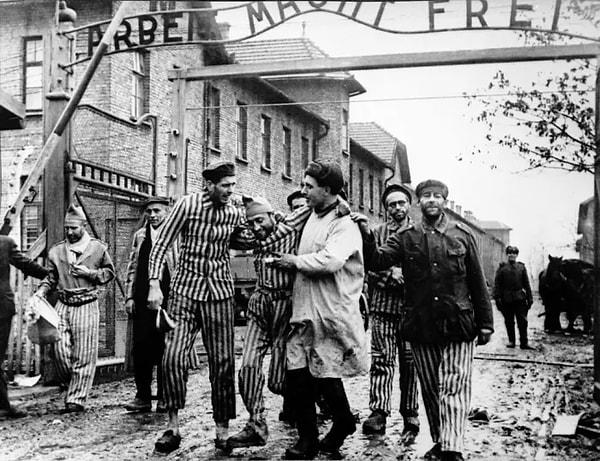 1. Auschwitz toplama kampından çıkarılan bireyler