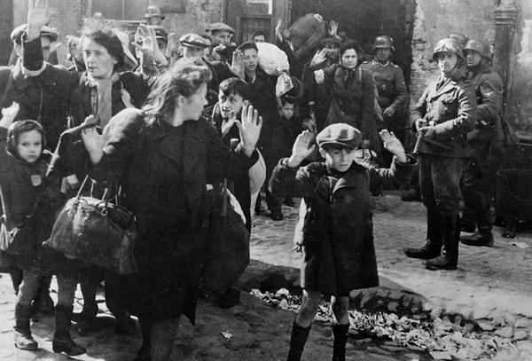 4. İşçi ve imha kamplarına gönderilen Varşovalı Yahudi insanlar