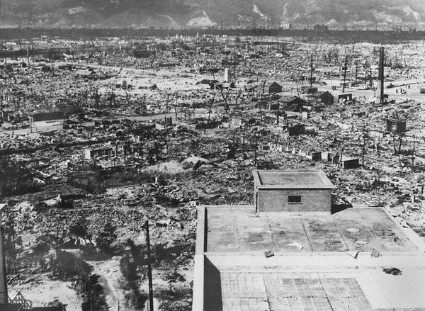 8. Japonya'ya atılan atom bombalarının bıraktığı enkazdan bir kare
