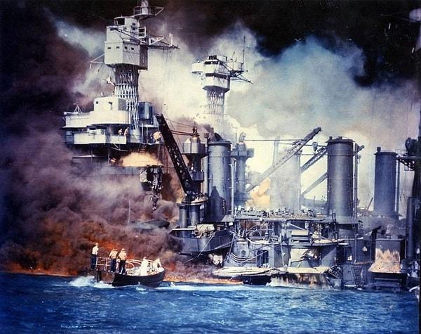 11. Amerika'nın Pearl Harbor askeri üssüne yapılan saldırıdan bir kare