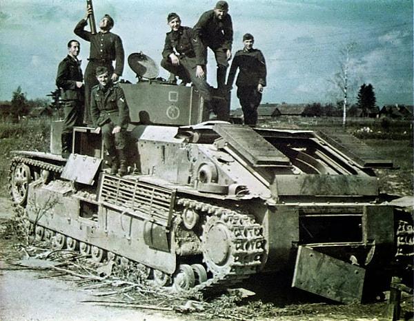 12. Rus tankı üzerinde poz veren Alman askerler