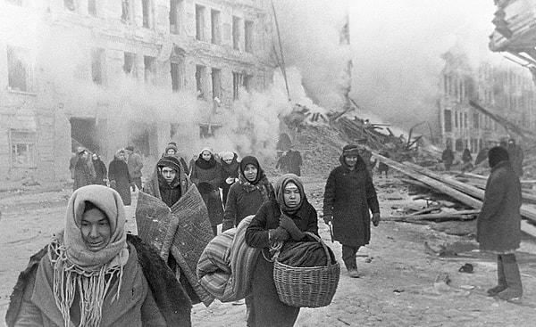 15. Leningrad vatandaşlarının enkaza dönen evlerini terk ettikleri bir kare