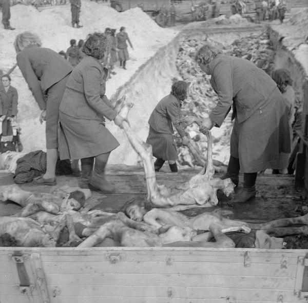 17. Kamp gardiyanlarının, esir cesetlerini toplu mezarlara bırakması