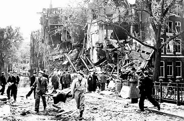18. Amsterdam'a yapılan bombardımandan bir kare