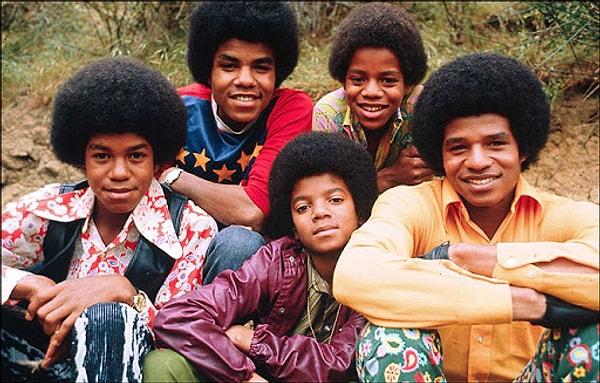 Michael Jackson, erkek kardeşleriyle beraber 1965 yılında kurulan 'Jackson 5' isimli grubun bir parçasıydı.