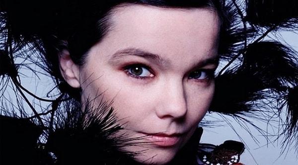12. Sıra dışı stili ve müziği ile nam salmış Björk'ün bir grubun parçası olduğu çoğu insan tarafından bilinmiyor.