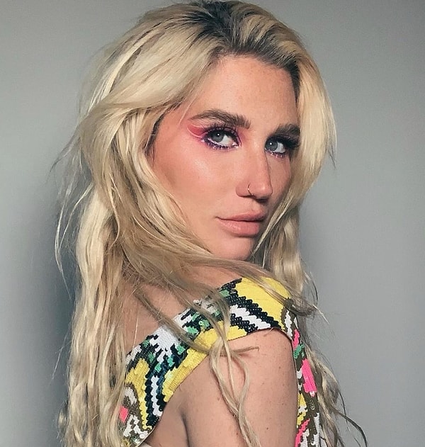 6. Kesha parıltıya bayılıyor ve buna parca harcamaktan asla kaçınmıyor.