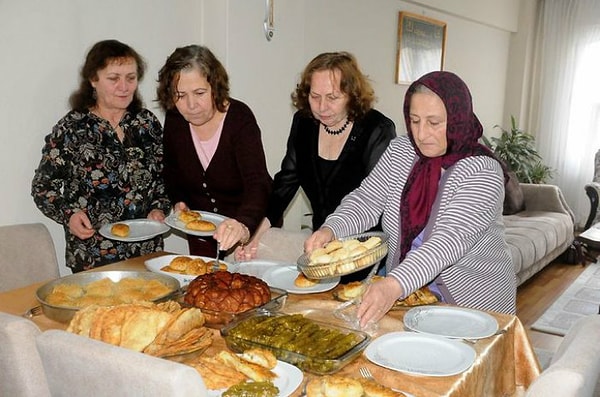 9. Her teyzemiz mutlaka eltisinin yeğeninin torununu öven kelimeler kullanırdı.