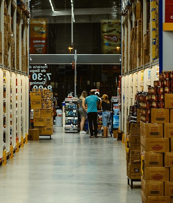 6. Когда вы стоите в очереди на кассе, а мама оставляет вас одного, чтобы еще что-то взять в магазине