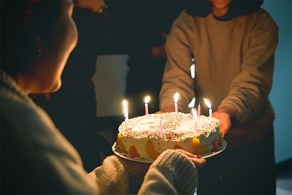 12. Стоять и с довольным лицом слушать, как тебе поют “happy birthday”