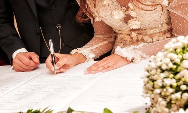 10. "Damat ve gelin ilk dansları dışında hiç yan yana görülmediler. İkisi de kendi arkadaşlarıyla eğlendi. Aynı zamanda damadın bir arkadaşı konuşma yaptı ancak hiç gelinden bahsetmedi."