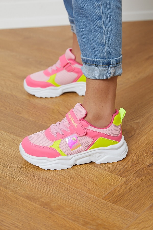 15. Genç kızlığa adım atarken ayağa giymelik...