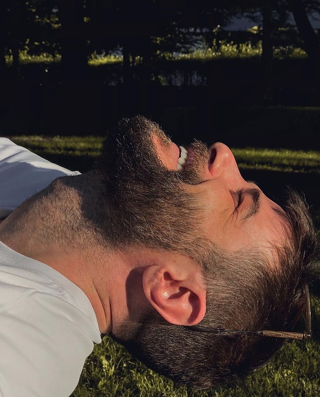 Biz de yakışıklı oyuncuya bundan sonraki kariyerinde bol şanslar diliyoruz...
