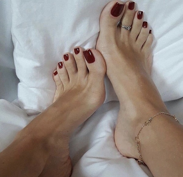 Sen oldukça bakımlı ayaklara sahipsin.