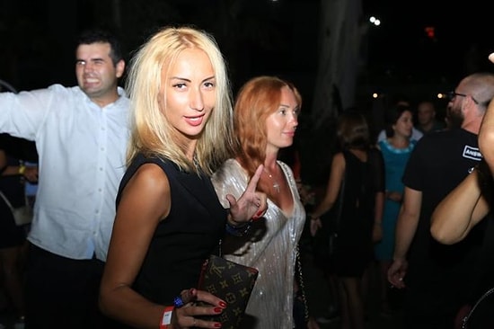 Yunanistan'dan Gençlere Aşı Teşviği: Para ve Bedava İnternet Verecek