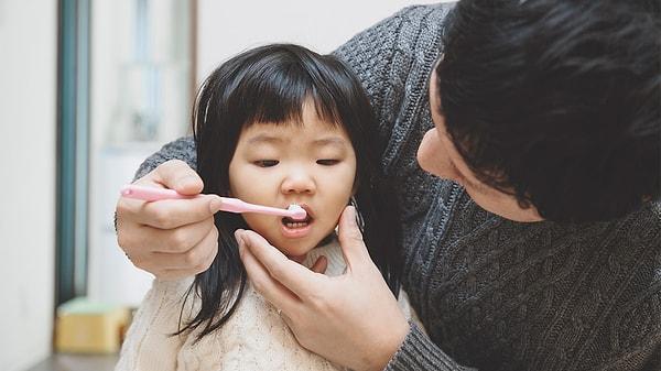 26. Bir diş macunu tüpündeki florür miktarı aslında çocuklar için ölümcül olabilir.