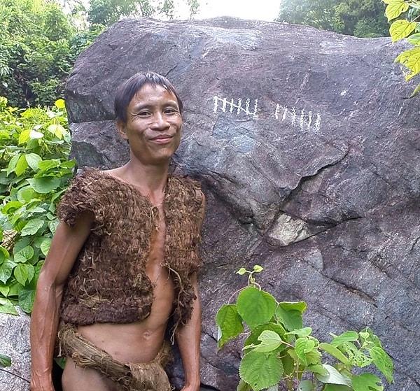 Lang, erkek kardeşi Tri ve babası 1972 yılındaki Vietnam savaşından sonra toplumdan izole bir hayat kurmak için bu köye yerleşmişler.