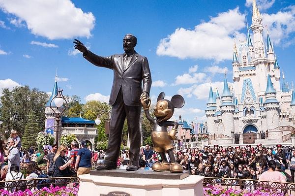 5. "Disneyland burada  7'den 70'e herkes için en büyük eğlence merkezi."