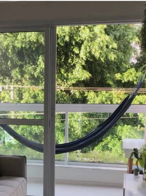 11. И вид из окна этого человека до и после того, как дерево было срублено: