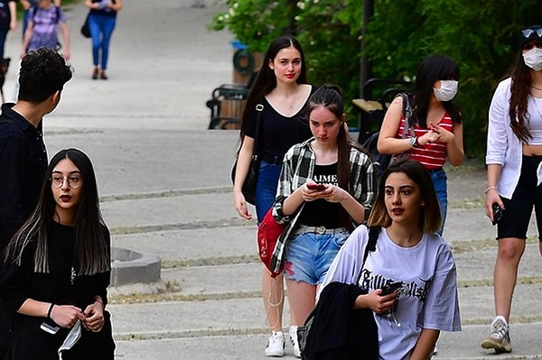 'Yargılamadan ve etiketlemeden gençlerimizin fikirlerini, ideallerini, hayallerini dinlememiz gerekiyor.'