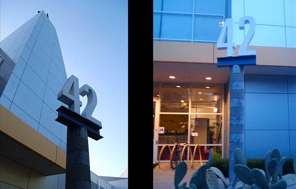 Google merkez kompleksine taşınırken yerleştiği ilk binanın adını 42 yaptı. Cern laboratuvarlarında yine aynı isimli bir ofis binası bulunuyor.