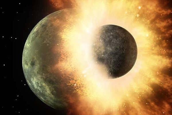 4. Bilim insanları, Ay'ın oluşumunu 'dev etki hipotezi' denilen bir teori ile açıklıyorlar.