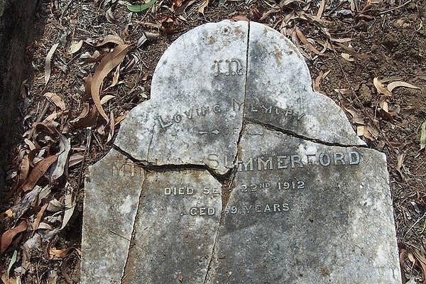 6. Binbaşı Walter Summerford'a hayatı boyunca 3 kez yıldırım çarptı ve öldükten sonra bir yıldırım da mezarına düştü.
