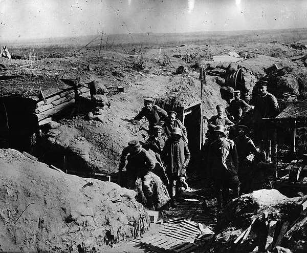 9. Adolf Hitler ve JRR Tolkien, Birinci Dünya Savaşı'nın en kanlı çatışmalarından biri sayılan Somme Muharebesi'nde karşıt kuvvetlerde savaştı.