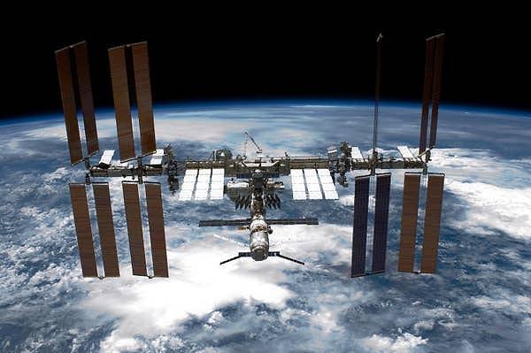 11. Uluslararası Uzay İstasyonu, Dünya etrafındakini dönüşünü 90 dakikada tamamlar.