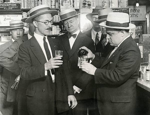 20. 1920'li yıllarda, eczacıların "tıbbi viski" reçetelerini doldurma yetkileri bulunuyordu. Aslında bu yetki, onların yasadışı madde satışını yasal kılan bir açık oluşturuyordu.