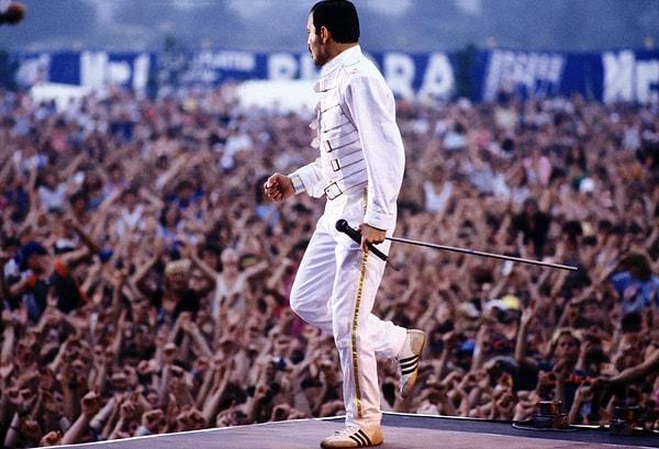 Freddie, Queen'in bir parçası olarak Wembley Stadyumu'nda kaç konser verdi?