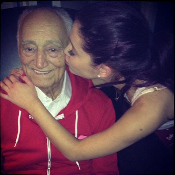 1. Ariana Grande'nin büyükbabasıyla paylaştığı bu iç ısıtan fotoğraf tahmin edebileceğiniz üzere 2011 yılına ait.