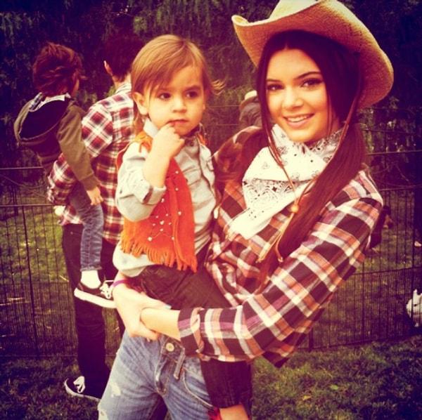 11. Bir diğer ünlü model Kendall Jenner'ın paylaştığı kovboy şapkalı bu fotoğrafı gören herkes 10 sene önce çekildiğini anlayacaktır...