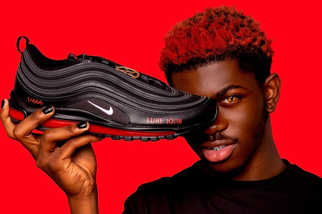 1. Lil Nas X'in şeytan ayakkabıları büyük olay oldu.