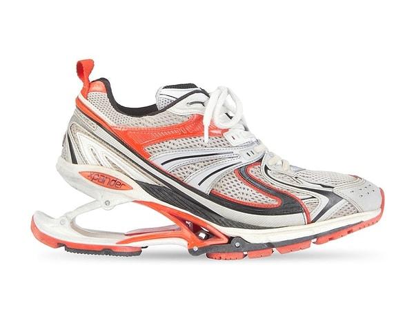 2. Balenciaga'nın "X-Pander" modeli için spor ayakkabıların geleceği yorumları yapılıyor.